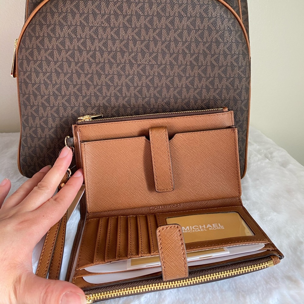 Michael Kors abbey backpack & wallet - Picture 2 of 7